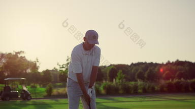 专业高尔夫球手打球球道游戏养老金领取者花时间在户外